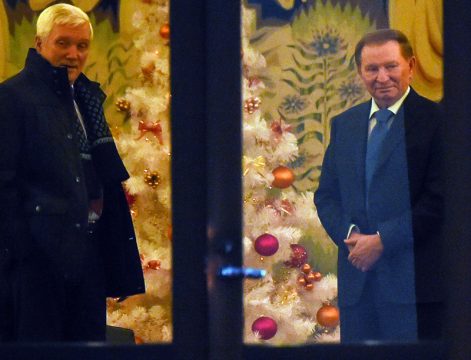 Alexander Surikov, russischer Botschafter in Weißrussland, und der frühere ukrainische Präsident Leonid Kutschma vor dem Treffen der Ukraine-Kontaktgruppe in Minsk (24.12.)