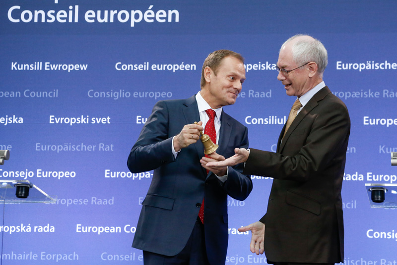 Herman Van Roompuy schenkt seinem Nachfolger Donald Tusk eine Glocke zur Leitung der Gipfelsitzungen