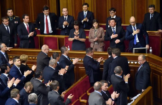 Ukrainische Minister applaudieren Regierungschef Arseni Jazenjuk (r.)