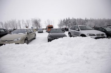 Wintereinbruch: Parkplätze auf dem Hohen Venn überfülltsportfreunde freuen sich: Schnee auf dem Hohen Venn