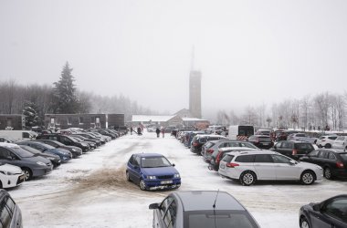 Wintereinbruch: Parkplätze auf dem Hohen Venn überfülltsportfreunde freuen sich: Schnee auf dem Hohen Venn