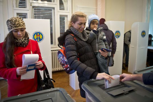 Bürger aus Moldau bei ihrer Stimmabgabe am Sonntag (30.11.)