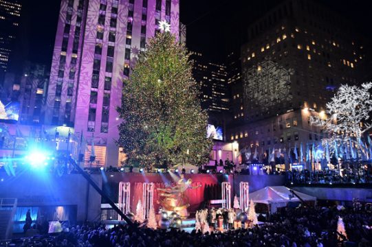 Weihnachtsbaum vor Rockefeller Center in New York erstrahlt