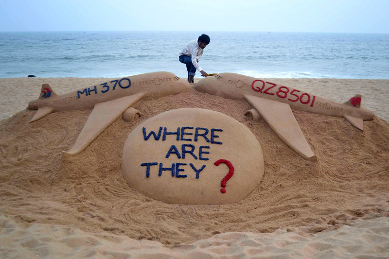 Strandskulptur "Wo sind sie?" für die Flüge MH370 und QZ8501