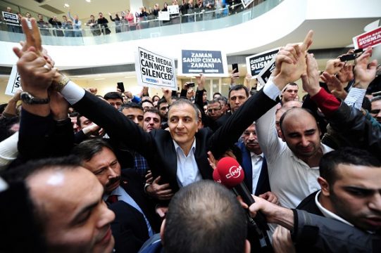 Der Chefredakteur der Zeitung "Zaman", Ekrem Dumanli (M.)