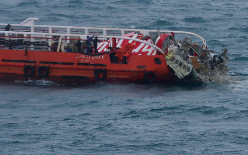 Heckteil der AirAsia-Maschine geborgen - aber die Blackboxen bleiben verschwunden