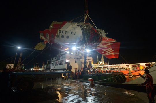 Teile der AirAsia-Maschine werden im Hafen in Kumai in einen LKW gehoben