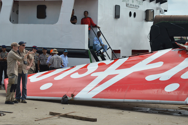 Ermittler untersuchen Teile der abgestürzten AirAsia-Maschine