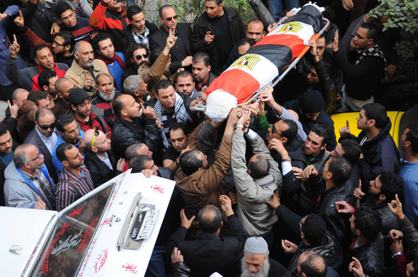 Trauernde in Alexandria verabschieden sich vom Sarg der am Samstag getöteten Schaima al-Sabagh