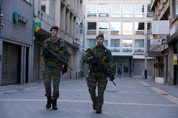 Soldaten in den Straßen von Antwerpen (17.1.)