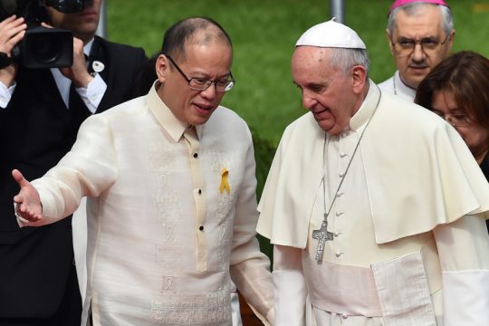 Papst Franziskus mit dem philippinischen Präsidenten Benigno Aquino