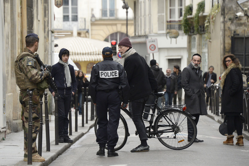 Soldaten und Polizisten in der Rue des Rosiers im jüdischen Viertel im Pariser Stadtteil Marais