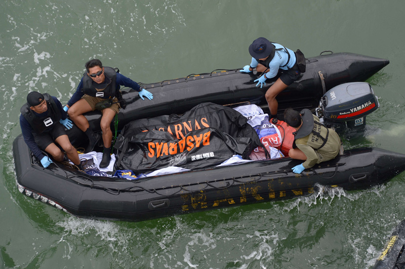 AirAsia-Absturz: Marineangehörige bei der Bergung der Leichen