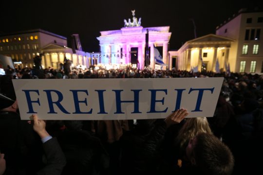 Mahnwache gegen Terror und Islamfeindlichkeit am Brandenburger Tor in Berlin
