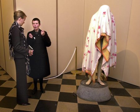 Berlinde de Bruyckere im Gespräch mit der damaligen Prinzessin Mathilde in der Sankt-Peters-Abtei in Gent (Archivbild 2002)