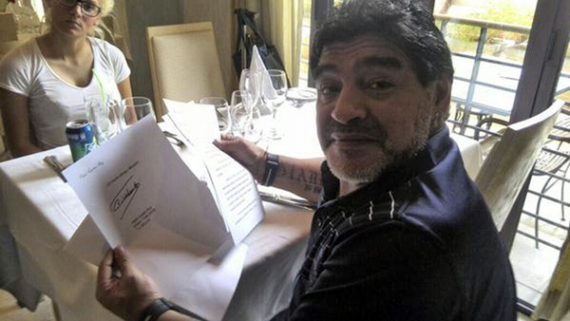 Diego Maradona mit dem Brief von Fidel Castro