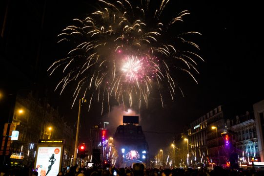 Silvesterfeuerwerk auf der Place De Brouckère in Brüssel