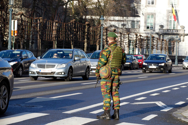 Soldat bewacht die US-Botschaft in Brüssel (17.1.)