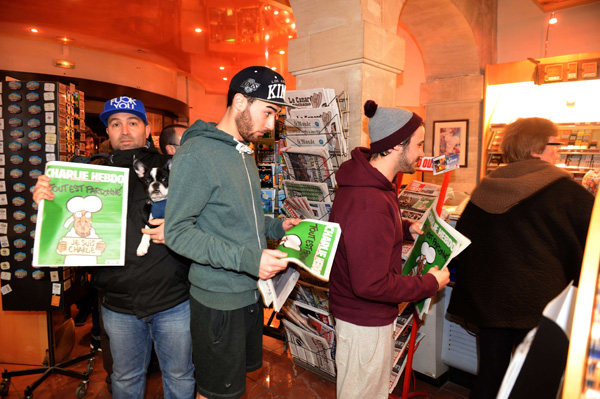 Kunden in Bordeaux mit der aktuellen Ausgabe von "Charlie Hebdo"