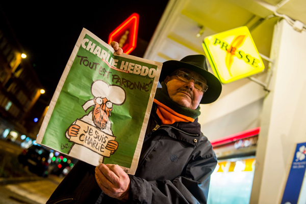 Kunde in Dunkerque mit der aktuellen Ausgabe von "Charlie Hebdo"