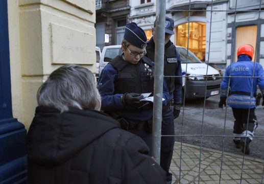 Die Polizei überprüft Personen, die Zutritt zur rue de la Colline wollen