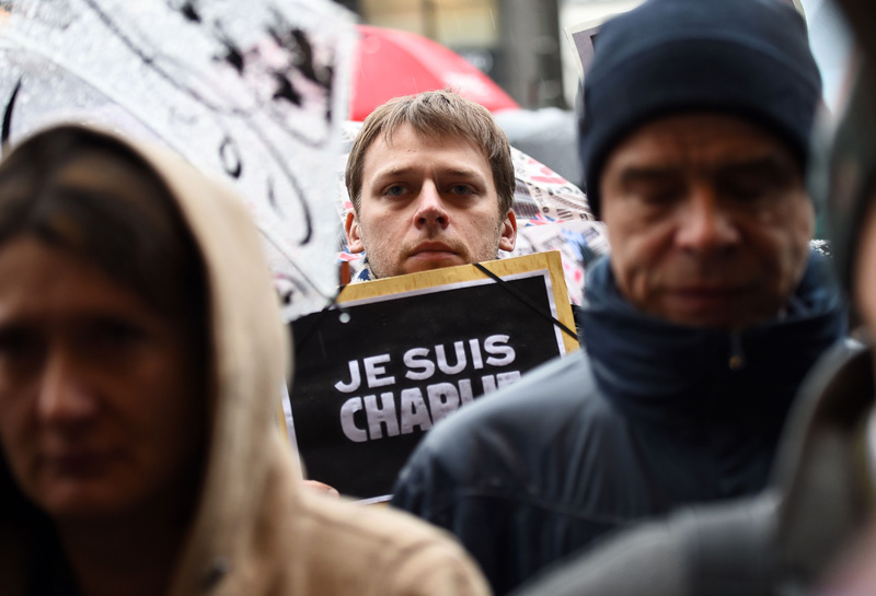 Schweigeminute für die Opfer des Attentats auf Charlie Hebdo vor dem EU-Parlament