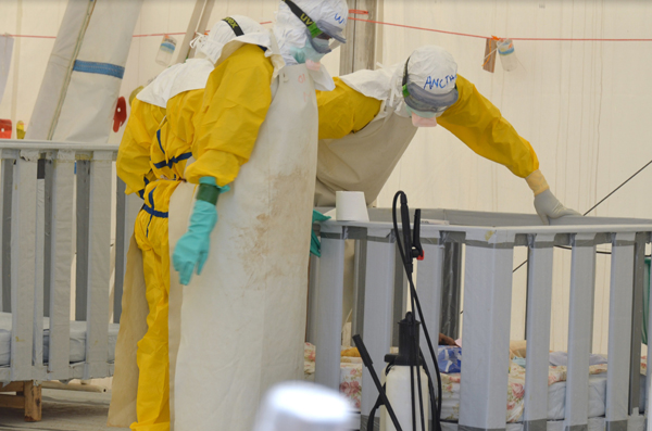 Helfer von Ärzte ohne Grenzen im Ebola-Bekämpfungszentrum in Monrovia (27.1.)