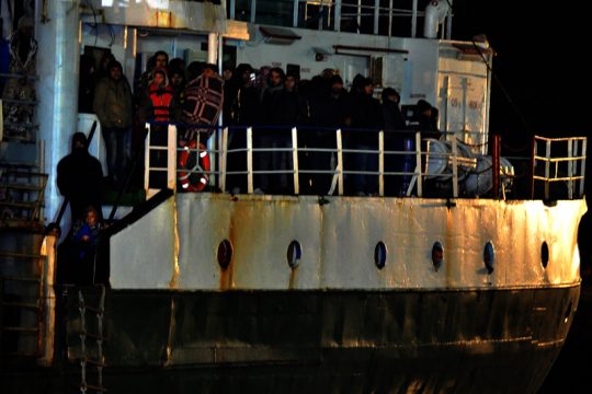 Flüchtlingsschiff "Ezadeen" im Hafen von Corigiliano Calabro