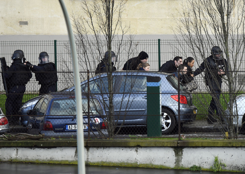 Bei der Geiselnahme im Osten von Paris sind mindestens zwei Menschen ums Leben gekommen