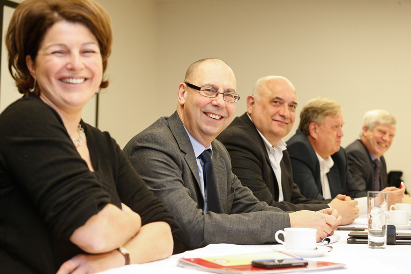 Gute Stimmung bei den Verhandlungen der Zehnergruppe: Marie-Hélène Ska (CSC), Marc Leemans (CSC), Rudy De Leeuw (FGTB), Marc Goblet (FGTB) und Jan Vercamst (CGSLB)