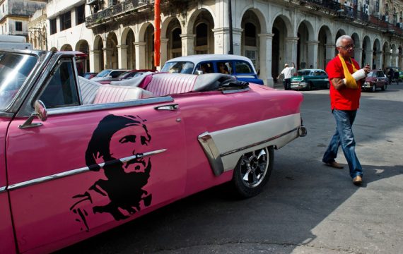 Bild von Fidel Castro auf einem Auto in Havanna