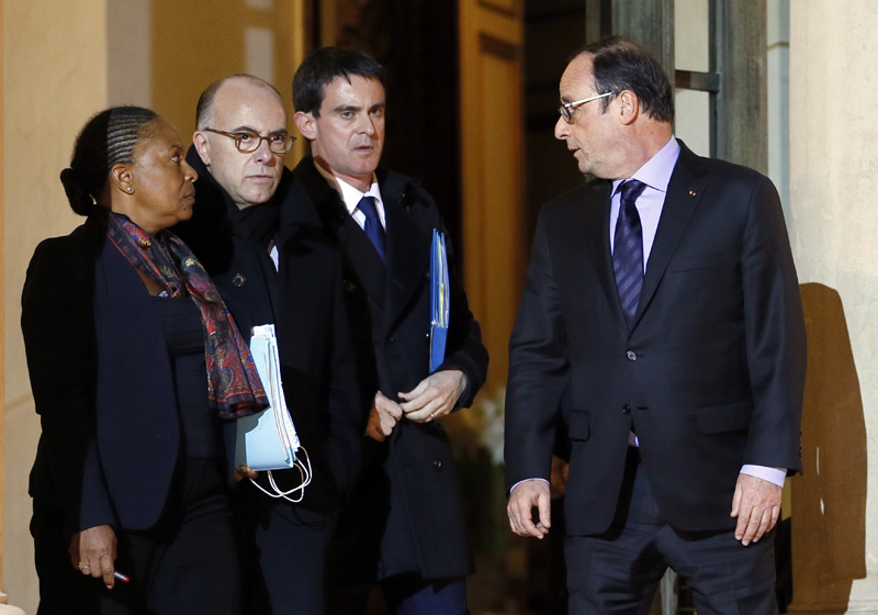 Frankreichs Präsident François Hollande am Freitagabend mit Justizministerin Christiane Taubira, Innenminister Bernard Cazeneuve und Premier Manuel Valls