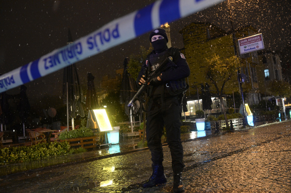 Nach Anschlazg in Istanbul: Polizist bewacht Straße zur angegriffenen Polizeistation