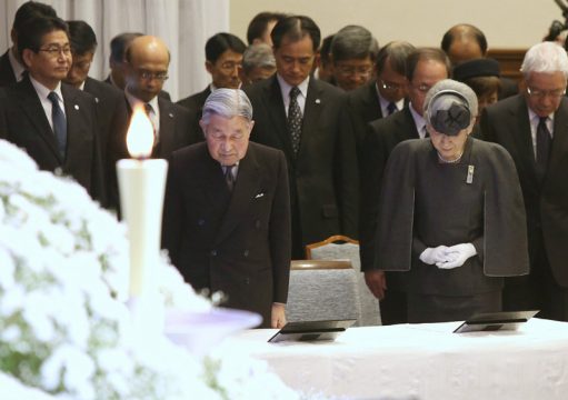 Japans Kaiser Akihito gedenkt der Erdbebenopfer von Kobe