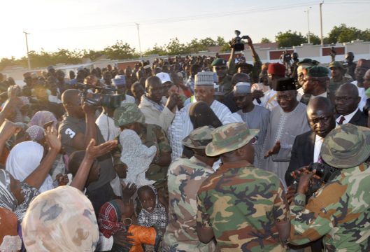 Nigerias Präsident Jonathan besucht Überlebende der Angriffe von Baga in einem Camp in Maiduguri