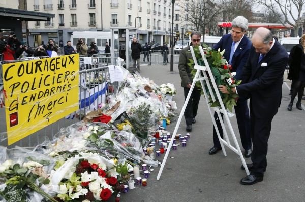 John Kerry und Laurent Fabius legen einen Kranz vor der Redaktion von "Charlie Hebdo" ab