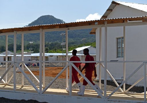 Mitarbeiter im Behandlungszentrum in Freetown, in dem sich die britische Krankenschwester mit Ebola ansteckte