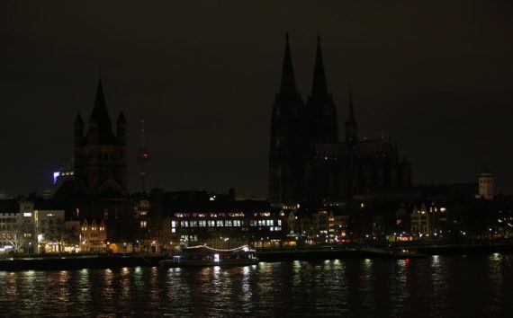 "Licht aus für Rassisten": Die Beleuchtung des Kölner Doms blieb am Montag aus