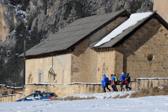 Lawinendrama in den französischen Hochalpen: Französische Gendarmen tragen eine Leiche Richtung Rettungshubschrauber