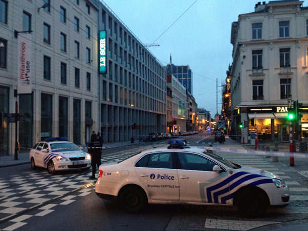 Bombendrohung: Polizei vor dem Hauptsitz der Zeitung "Le Soir" in Brüssel