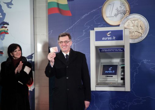 Litauens Ministerpräsident Algirdas Butkevicius mit dem ersten Euro-Schein