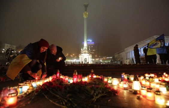 Ukrainer auf dem Unabhängigkeitsplatz (Maidan) trauern um die Opfer von Mariupol