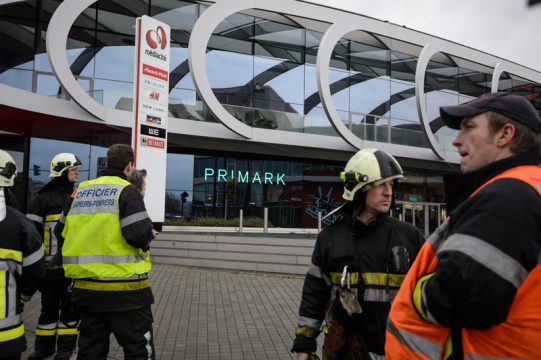 Bombenalarm: Médiacité in Lüttich geräumt