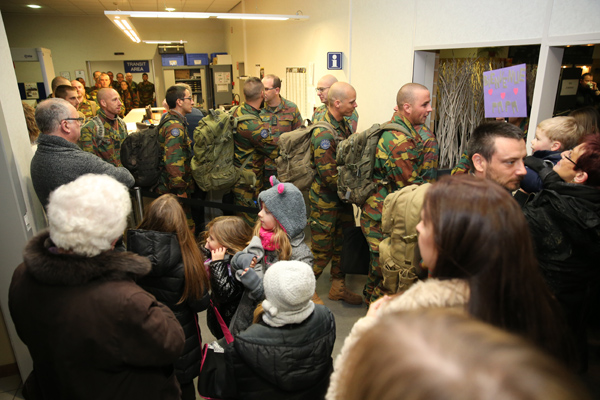 Die belgischen Mali-Soldaten werden am Flughafen in Melsbroek in Empfang genommen