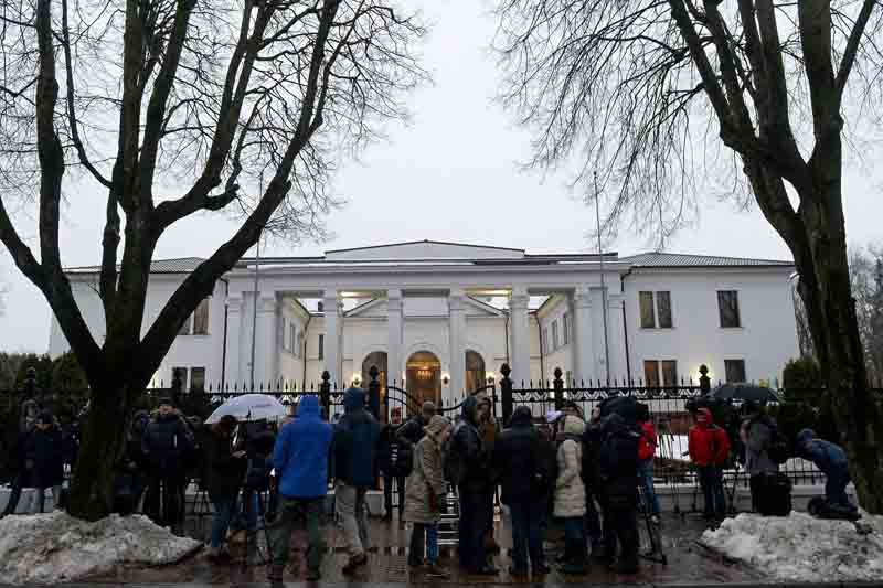 Pressevertreter warten in Minsk vor der Präsidenten-Residenz, wo das Treffen zur Zeit stattfindet