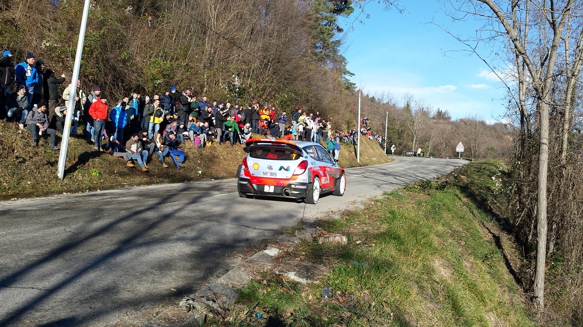 Thierry Neuville fährt bei der Rallye Monte-Carlo auf Rang fünf