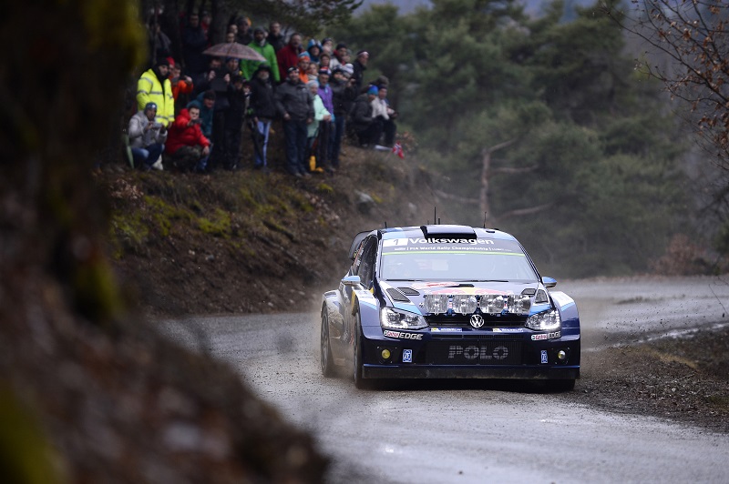 Wieder startet Sébastien Loeb den Tag mit einem Ausrufezeichen und baut den Vorsprung auf Sébastien Ogier auf knapp eine halbe Minute aus, muss danach allerdings wieder zurückstecken und die Führung abgeben. Thierry Neuville belegt Rang neun.