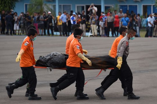 AirAsia-Absturz: Bislang 30 Leichen aus dem Meer geborgen