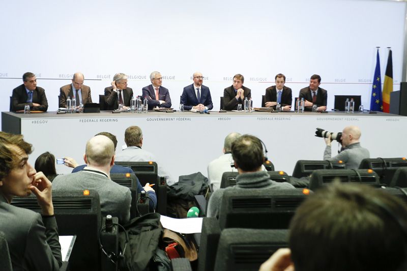 Pressekonferenz der Regierung: Zwölf Anti-Terro-Maßnahmen