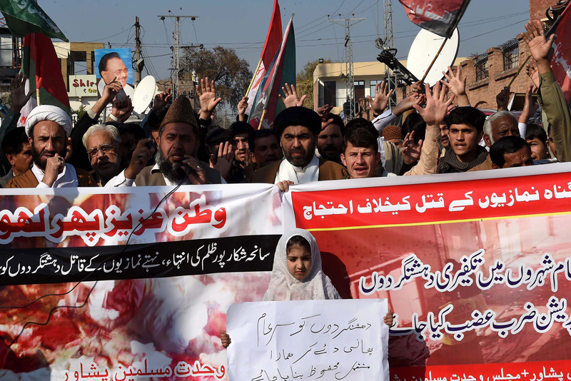 Pakistaner in Peshawar protestieren gegen den Bombenanschlag auf die schiitische Moschee